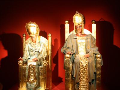 展覽現(xiàn)場帶有神秘色彩的雕塑作品