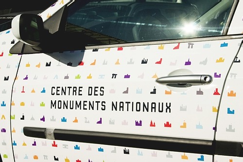 The Centre des monuments nationaux logo c (gu)(gu)zElogo