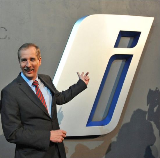 D錚Rаl(f)O(jin)׸(Klaus Draeger)չʾBMWi(bio)־
